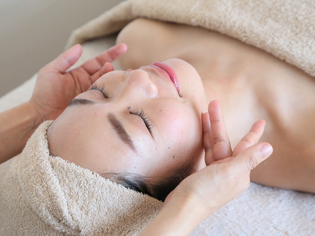 施術フェイシャルマッサージ2