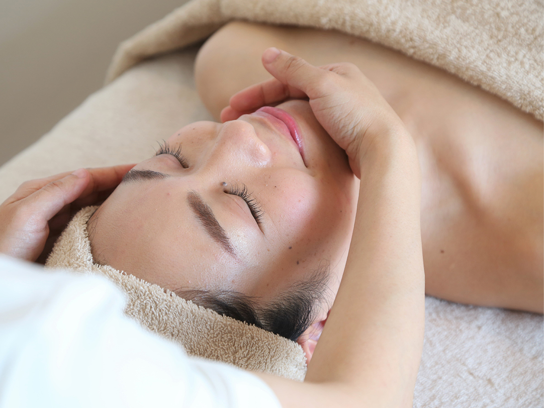 施術フェイシャルマッサージ