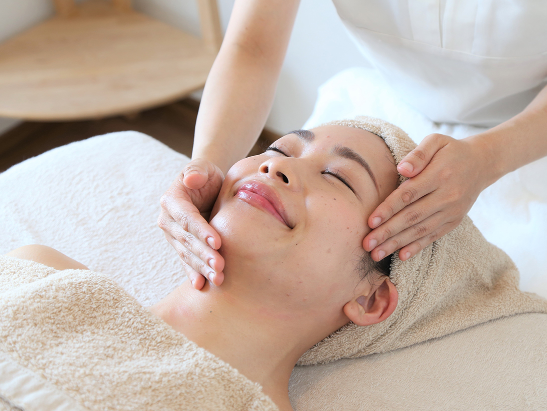 施術フェイシャルマッサージ3